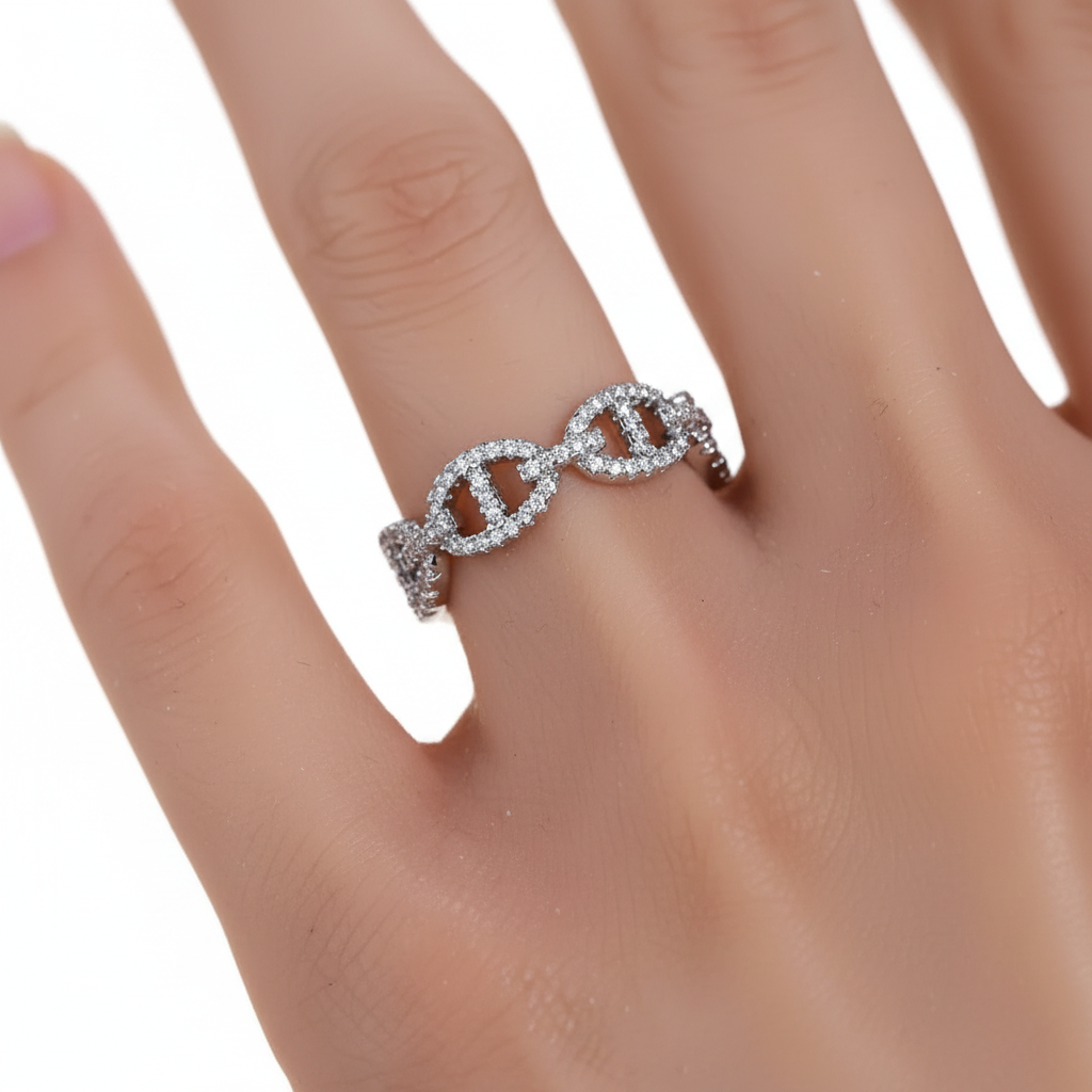 Bague argentée portée fond blanc