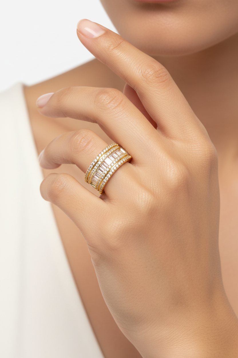 Bague cuff cristaux portée main portrait