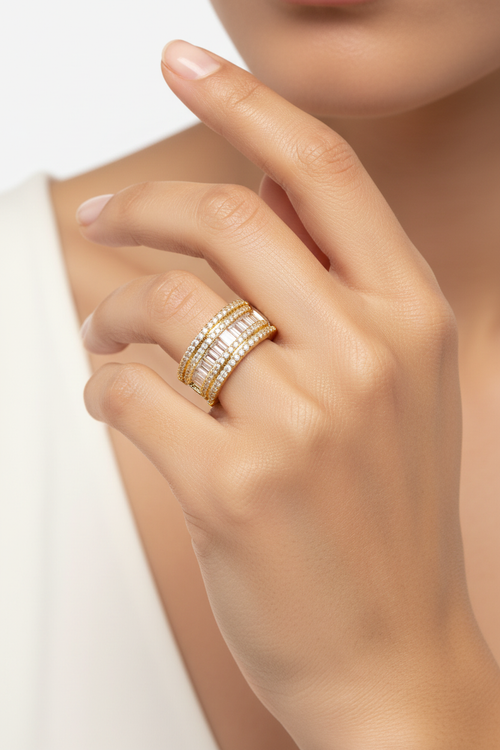 Bague cuff cristaux portée main portrait