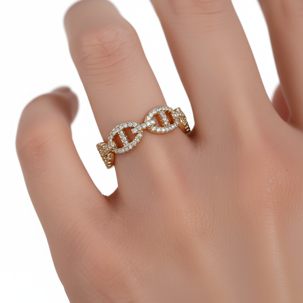 Bague dorée portée fond blanc