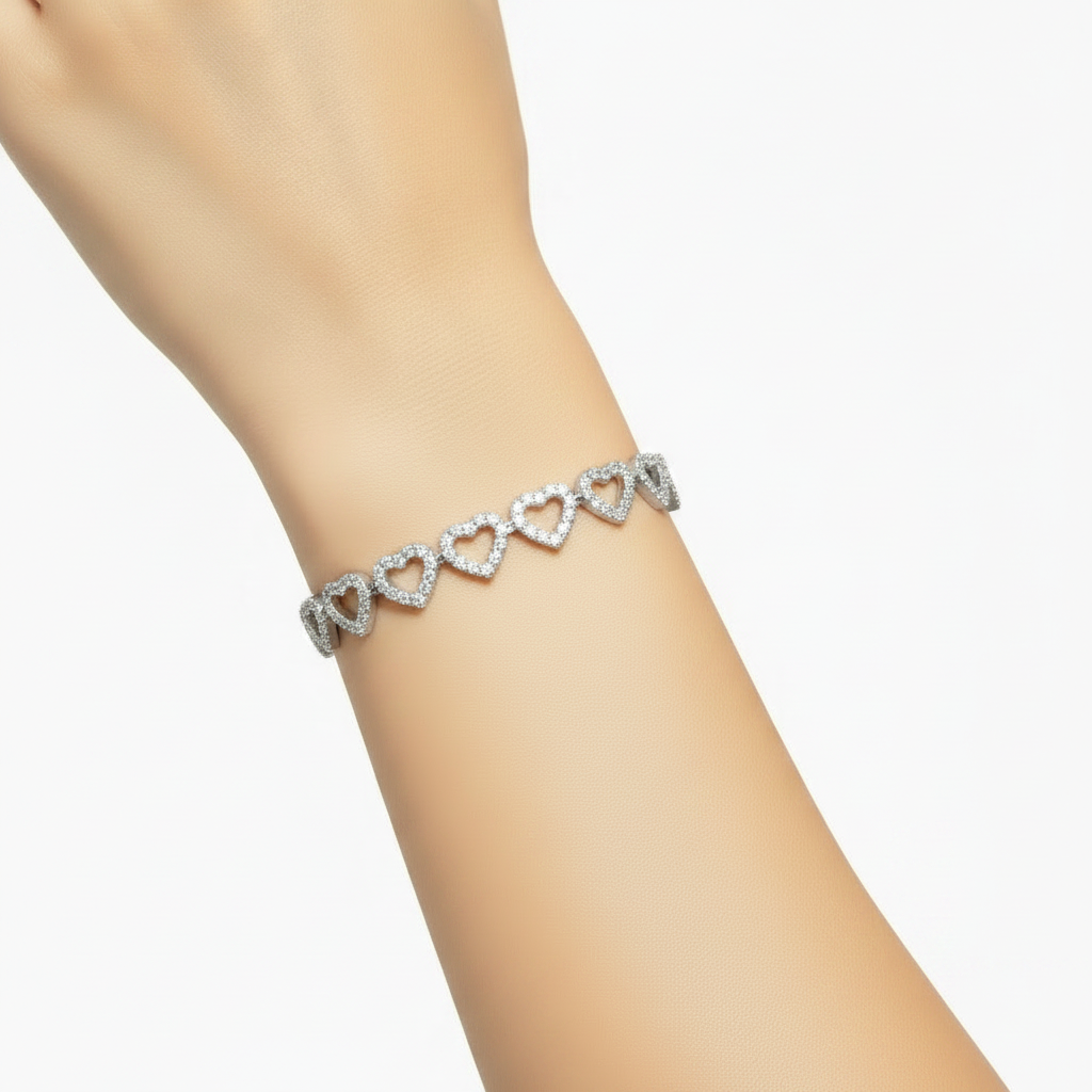 Bracelet cœurs argent au poignet