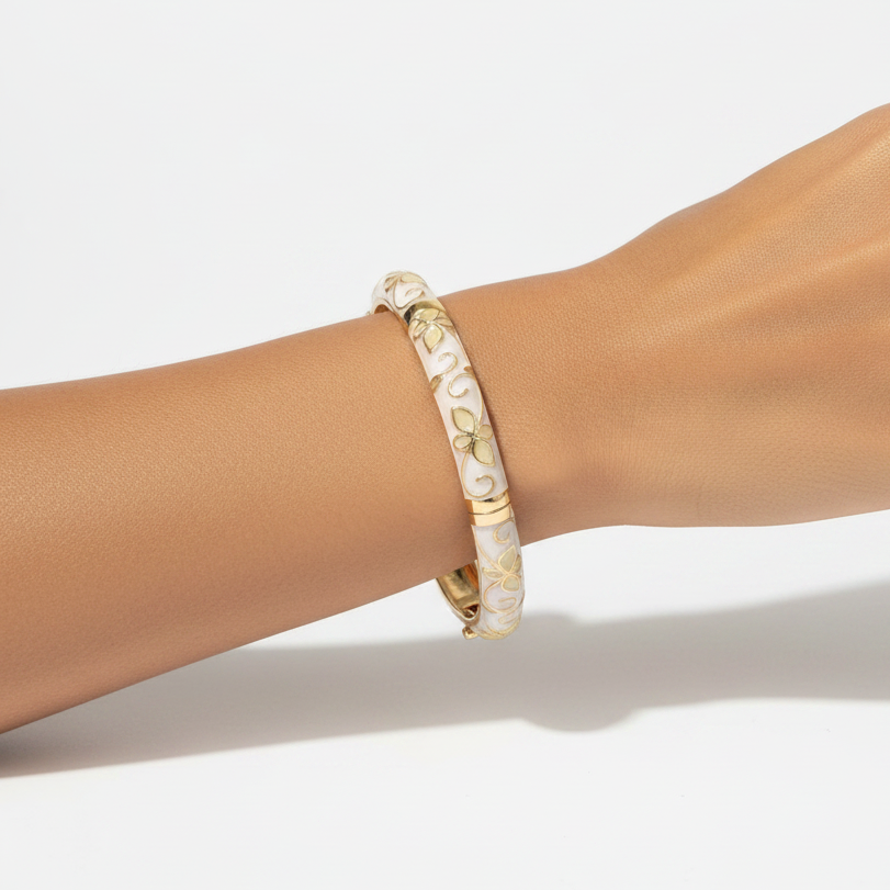 Bracelet émail blanc au poignet